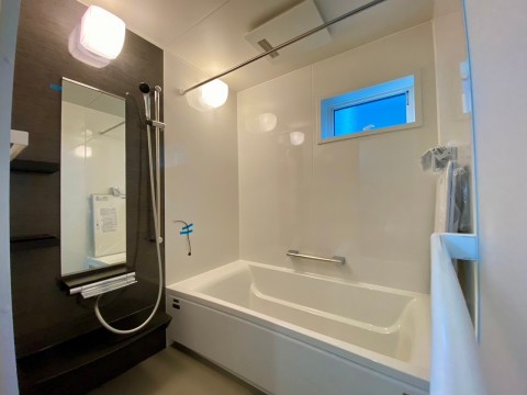浴室　RELAXIA ‐リラクシア‐ タカラスタンダード（施工例）
浴槽裏・壁面・天井にたっぷりの保温材を標準装備！温まりやすく冷めにくいので、冬場の入浴も快適です。浴室パネルはお手入れしやすく、マグネットもくっつくホーロー素材使用。