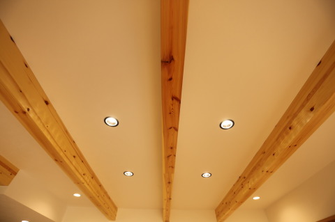 リビングには梁見せ天井（施工例）
木の温もりを傍に感じつつも、一部約2.7Mの天井高で圧を感じさせない仕様に。