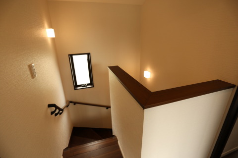 階段（施工例）
照明にはブラケットライトが二つ付きます。安心の手すり付き。