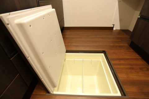 床下収納　寸法600×600。
リビングと洗面脱衣所に１カ所ずつあります。
備蓄品の保管にも重宝します。