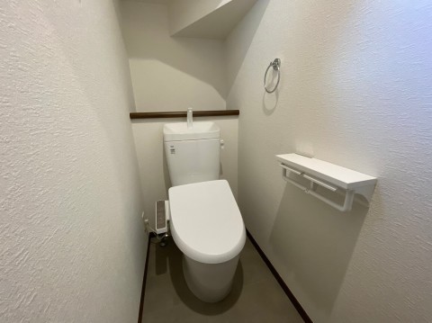 １階トイレ
背面に便利なカウンターあり♪
２階とともにウォシュレット付きです。