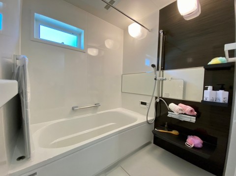 浴室　RELAXIA ‐リラクシア‐ タカラスタンダード
浴槽裏・壁面・天井にたっぷりの保温材を標準装備！
温まりやすく冷めにくいので、冬場の入浴も快適です。
壁はホーロー素材なのでお手入れも簡単でマグネットがくっつきます。