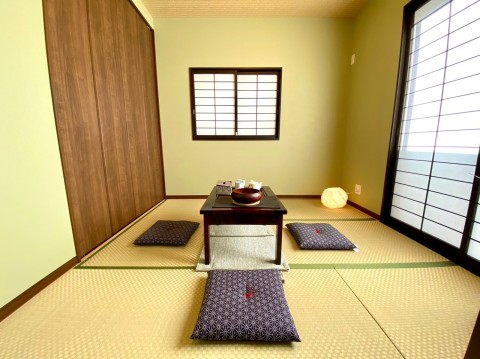 和室のお部屋は優しい肌触りの畳で小さなお子様のお世話にも大活躍！
ご家族でゆったりのんびりできる空間として、また客間としても活用できます。
リビングから続きの配置になっているので便利です。