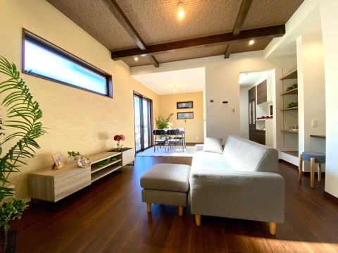 LDK天井は木の質感が温かいアクセントクロスを採用。
梁や床の濃い色味と相まって落ち着いた雰囲気をお部屋にプラスします。