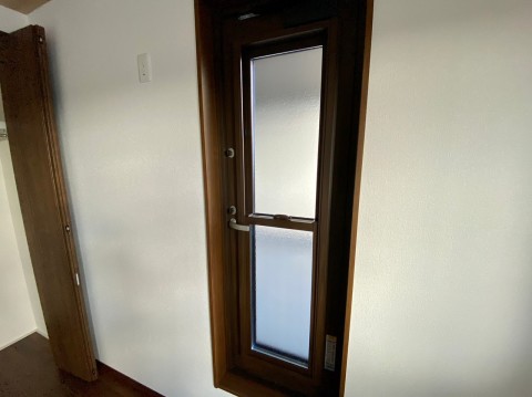 洋室２からバルコニーへ出入りできる扉。
通風性・防虫性に優れ、ドアを閉めたままでも
換気を行える機能つき。