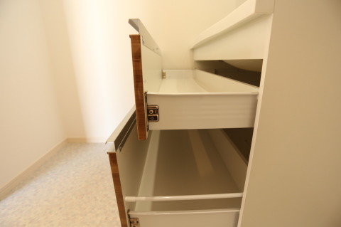 洗面台下部は2段スライド引戸。
奥に収納したものも取り出しやすい♪
整理しやすいワイドタイプで洗面用品や洗剤なども
バッチリ収納できます。