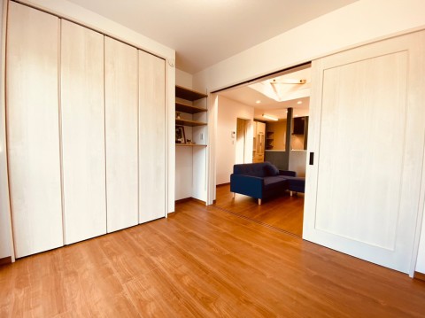 北欧風スタイルの洋室（施工例）
赤茶の床と白の木目のコントラストがほっこりと愛らしい室内。