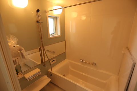 浴室　RELAXIA ‐リラクシア‐ タカラスタンダード（施工例）
浴槽裏・壁面・天井にたっぷりの保温材！温まりやすく冷めにくいので、冬場の入浴も快適です。
