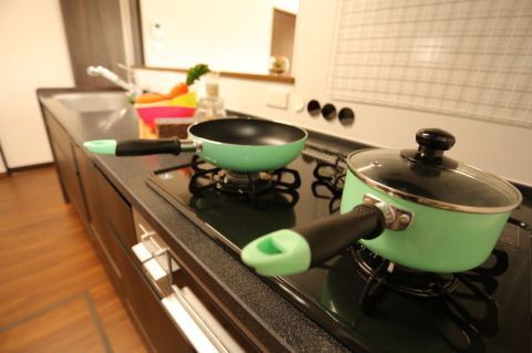 キッチン　OFELIA ‐オフィリア‐ タカラスタンダード（施工例）
キャビネットの底板に高品位ホーローを採用。汚れが染み込まずお手入れカンタンです。