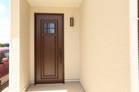 断熱玄関ドア（施工例）
北欧風スタイルの格子が可愛らしく目を惹きます。一年中快適な家の中の温度を保ちます。