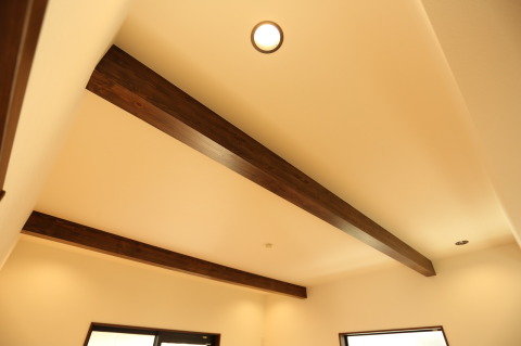 リビングは天井高一部約２．７Mと開放感溢れる設計。梁見せ天井で木の味わいもダイレクトに感じられます。（施工例）