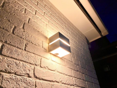 玄関のポーチライトは人感センサー付き。（施工例）
夜間も安心の明かりを灯します。