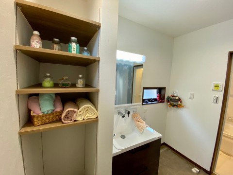 洗面脱衣所にはリネン庫。タオルや洗剤等を置くのに便利です。可動棚なので棚板の高さをお好きな位置に調節可能♪