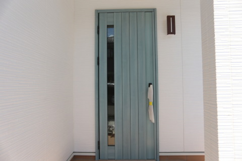 玄関は断熱ドア　YKK AP「VENATO D30」
高い断熱性で家の中の快適な温度をキープします。