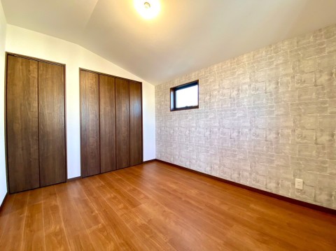 壁の一面は目を惹きつけるアクセントクロス♪ガラッとお部屋の雰囲気に変化を与えます。
収納も豊富なクローゼット２か所（施工例）