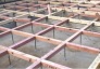 建物の床を支える「床束」
サビやシロアリを寄せつけない鋼製の床束
長期間の使用でも痩せず、腐らず、メンテナンス性に優れた素材