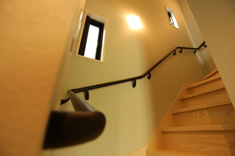 階段（施工例）
照明にはブラケットライトが二つ付きます。安心の手すり付きで皆が使いやすい造りに。