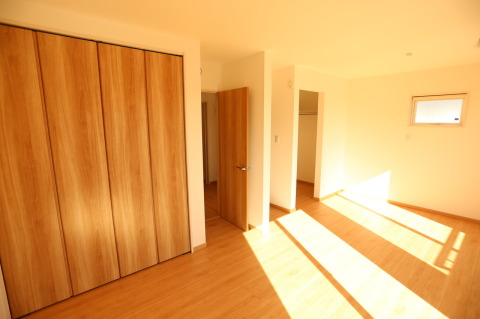 洋室（施工例）
太陽の光がお部屋の隅々まで行き渡る2面採光。