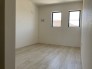 ２階洋室７．２帖。シンプルな白基調で家具とも合わせやすいデザイン。