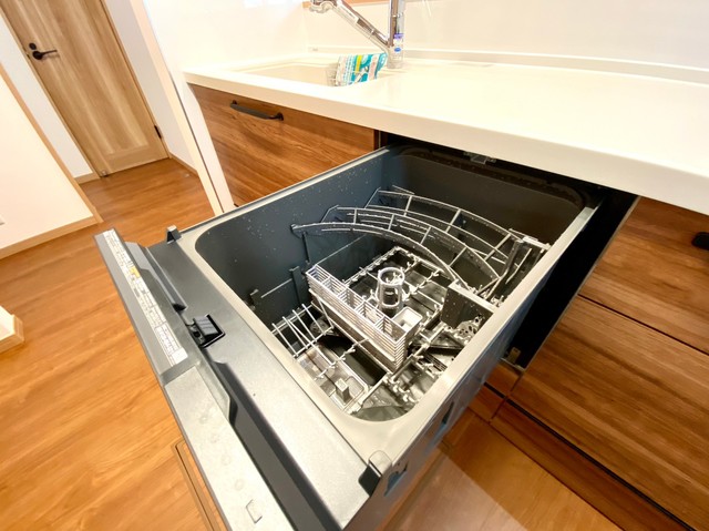 嬉しい食洗器標準仕様洗浄から乾燥まで全自動で行う食洗器を標準装備♪節水タイプなので家計に優しい上に家事時間も節約で家族との時間も増えます♪