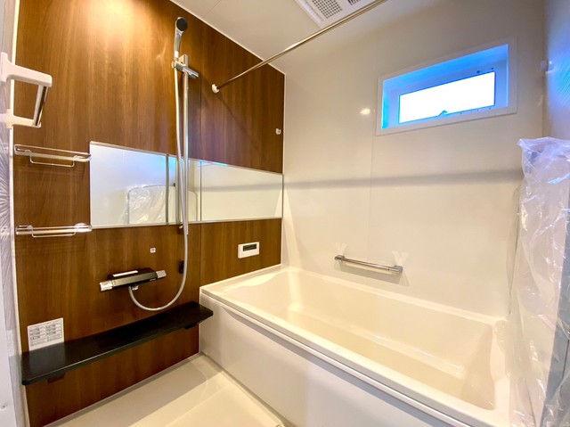 タカラスタンダード「リラクシア」保温材を標準装備。ホーロークリーンパネル：浴室の壁はすべて「高品位ホーロー」、ベースが金属なのでマグネットがつきます。耐震システムバス：震度6強の振動にも負けない強度。浴室の重さを分散する「フレーム構造」の土台耐久性です。キープクリーンドア：パッキンレス仕様