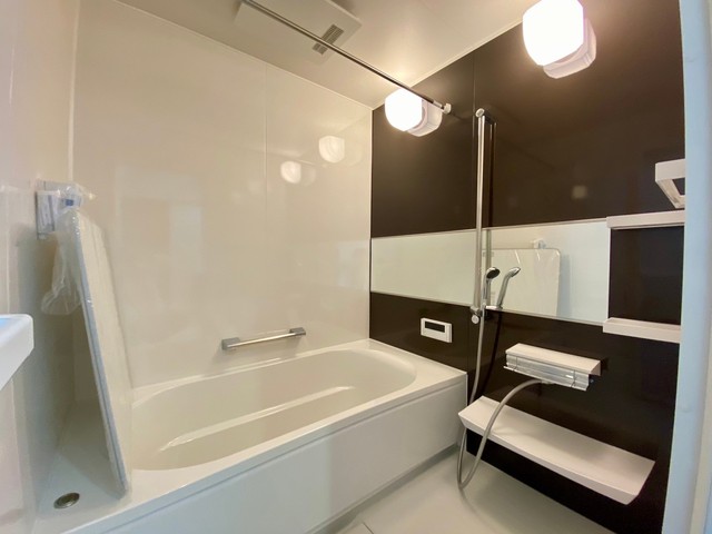 浴室タカラスタンダード「リラクシア」暖房乾燥機＆たっぷりの保温材で快適なバスタイムに♪鏡は横に長いワイドタイプ。