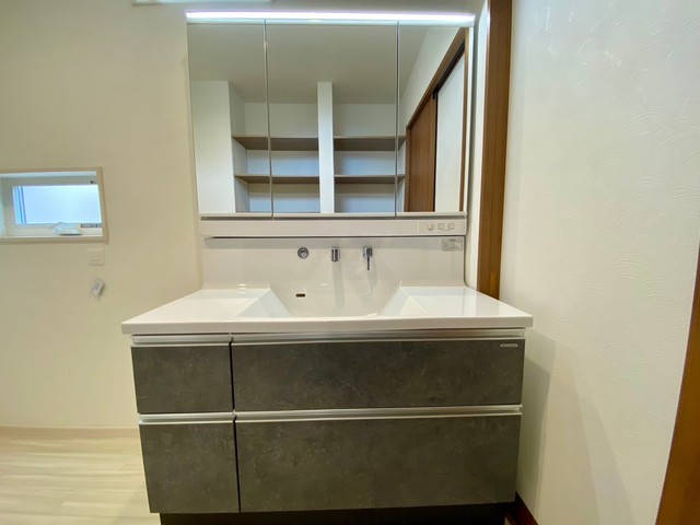 洗面化粧台はボウルもサイドのスペースもゆったりと余裕のあるタイプ♪下段や三面鏡ウラの収納スペースもパワーアップです。