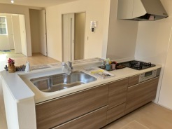 対面キッチンでリビングを望むことができます