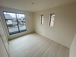 バルコニーに通じる2階6帖の洋室