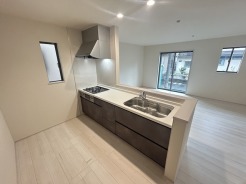 リビングで遊ぶお子様を見守りながらお料理ができる対面キッチン
