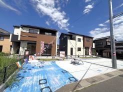 ◆JR高崎線「桶川」駅 バス９分停歩１分！
◆内覧のご予約承っております
◆お子様の学校は、日出谷小学校・桶川西中学校
長期優良住宅・BELS取得♪
１号棟写真左