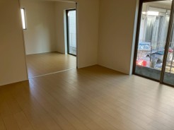 リビング隣の洋室を開けると20帖超に（B号棟）