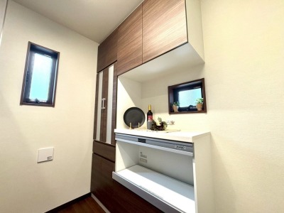 キッチン背面にカップボードを標準装備。（施工例） お皿や家電も収納できる大容量サイズ。カラーはキッチンとお揃いで空間に統一感も生まれスッキリとします♪