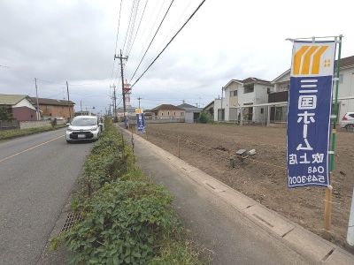 南東側前面道路幅員11.75M・北東側前面道路幅員6.07Mと駐車もラクラク♪ 交通量も少なく駐車もしやすいです。
