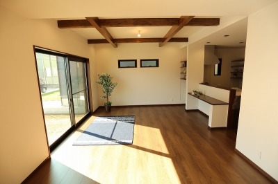 和モダンスタイルLDK（施工例）2カ所の掃出し窓に電動シャッターを標準装備。家の中に居ながら戸締り出来るので、便利＆防犯面でも嬉しいですね♪