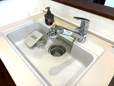 シンクは幅75cm×奥行50cm（施工例） 天板との段差やスキ間がないので、見た目スッキリお掃除簡単。 浄水器内臓ハンドシャワー水栓はシャワーヘッドが引き出せるので、シンクの隅や側面を洗うのに便利です。