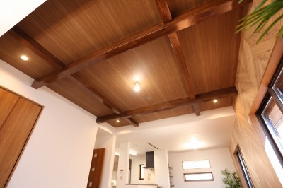 木の温もりを感じる梁見せ天井（施工例） お部屋のアクセントにもなり、温かみを感じる仕様♪