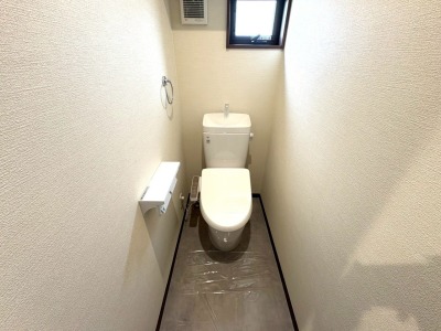 トイレ　リクシル　INAXベーシア便器（施工例）ウォシュレット付き。フチレス構造でお手入れラクラク。パワーストリーム洗浄で少ない水量でもしっかりと汚れを洗い流します。