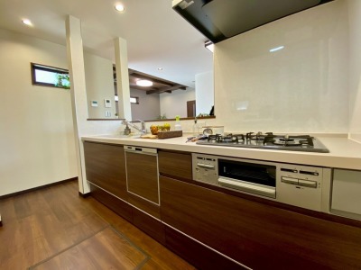 食器洗い乾燥機付きキッチン　クリナップ　「KT」（施工例） 鍋など上から一目で確認でき、奥にしまったものでも楽に取り出せるスライド収納。ステンレス底辺なので汚れもサッとひと拭きで落ち、いつまでも清潔を保てます。