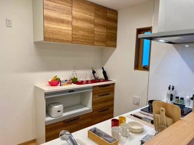 クリナップ　カップボード（施工例）
食器をたくさんしまえるのはもちろん、調理家電もバッチリ収まります！扉開放防止部品や作業しやすい高さのカウンターなど、嬉しい機能盛りだくさん♪キッチン扉とお揃いデザインで空間にも統一感が生まれます。