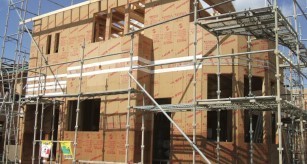 パーティクル構造材「novopan STPII」（施工例）
面全体に力を分散させられるため、外力に対して粘り強く抵抗できる面材耐力壁。国土交通大臣認定品・JIS（日本工業規格）規定の工業製品で安定した品質を誇ります。地震に対して粘り強い住まいに。