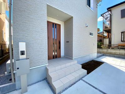 玄関は断熱ドア（施工例）
一年中快適な家の中の空気をしっかりと守ります♪