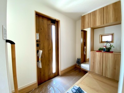 玄関には全身鏡付きシューズボックス（施工例）
お出かけ前の身だしなみチェックもバッチリ。