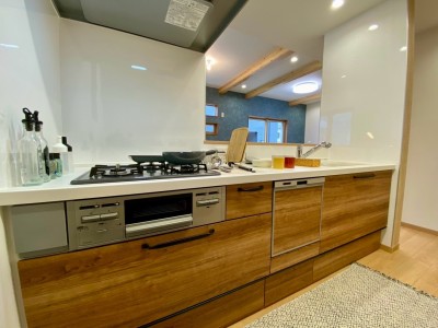 クリナップ　システムキッチン「KT」（施工例）
足元部分も引き出しスライドタイプ。嬉しい食洗器付き！
・ホーロートップコンロ（3口）
・グリル/水無片面
・浄水器一体省エネシングル水栓