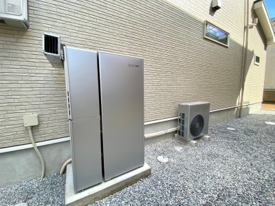 省エネ給湯器で、環境にも家族にも優しく。
電気＋ガスでお湯を造るので災害時の停電にもガスで対応。
・トップクラスの省エネ性能
・低ランニングコストの実現
・コンパクトサイズ
・学習制御機能搭載で放熱ロスを抑制
・CO2排出量を削減、
　脱炭素に大きく貢献（施工例）