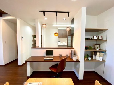 キッチン前にカウンター＆可動棚収納（施工例）
お食事は勿論、テレワークやお子様の勉強スペースにもなる便利なカウンター。