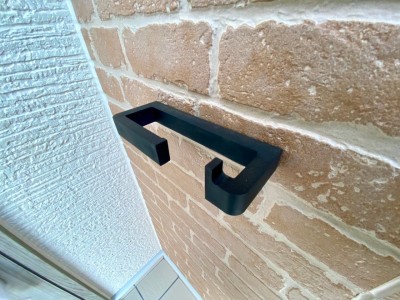 濡れた傘やペットのリードなどかけられるマルチフック（施工例）