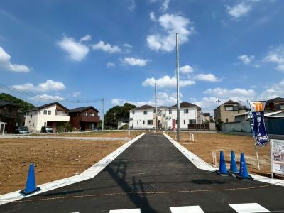 分譲地内約4.7M開発道路は上尾市に採納予定。車の往来も少ないのでゆっくりと車庫入れが可能です。周辺道路も運転しやすく、車通勤の方にも嬉しい立地です♪