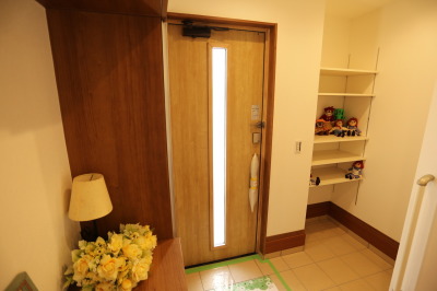 玄関脇に土間収納（施工例）
可動棚付きの土間収納。外で使用するものをそのまましまえます。