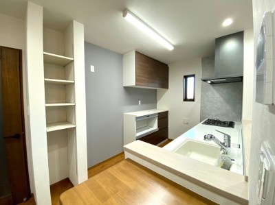 キッチンには食品を保管できるパントリー（施工例）